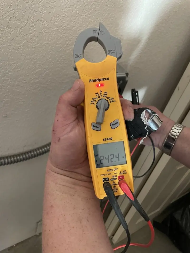 Voltage testing with clamp meter during Aluminum Wiring Replacement in Reynolds